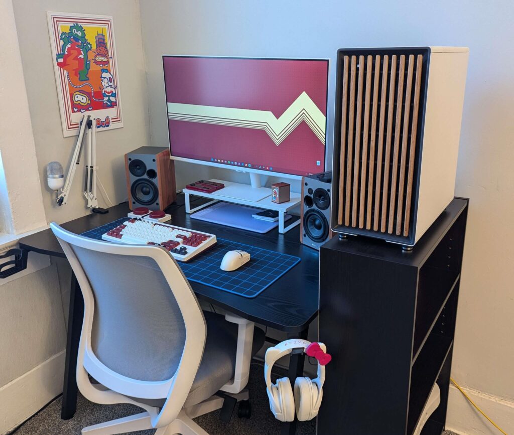 New apartment, improved setup. Still working on the wall decor (I'm not fully unpacked yet).
