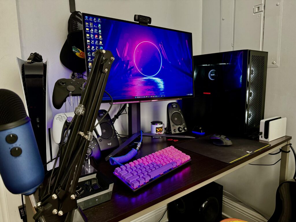 Did my best maximizing a small desk and little space in my new Apartment.