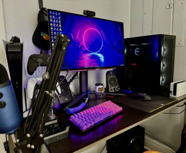 Did my best maximizing a small desk and little space in my new Apartment.