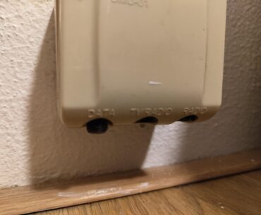 Just moved to the Netherlands , do I hook up my router to this? Never seen something like this before