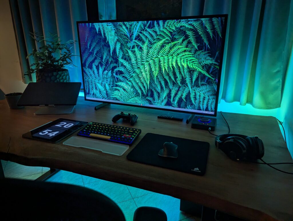 Got a new table ft. The Frame 43" as monitor