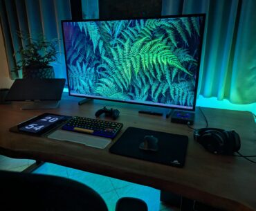Got a new table ft. The Frame 43" as monitor
