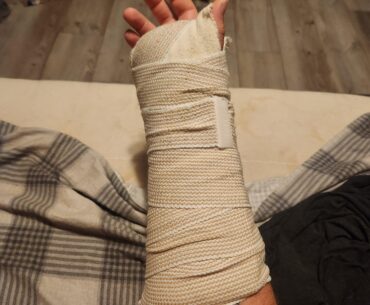 One hand friendly game recommendations?