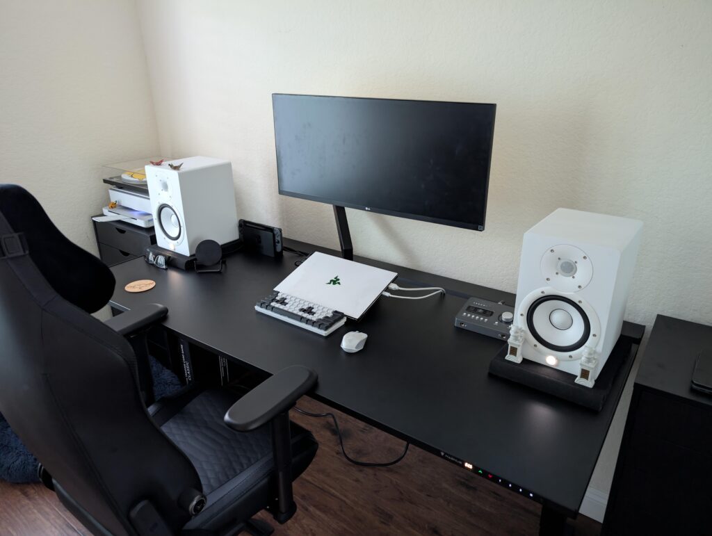 Need help connecting 3 Monitors + Razer Laptop + Arrow UAD