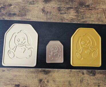 Mister Peeks golden armor plates. Which gold is better? The bigger plates are meant for display and the smaller one is a fridge magnet