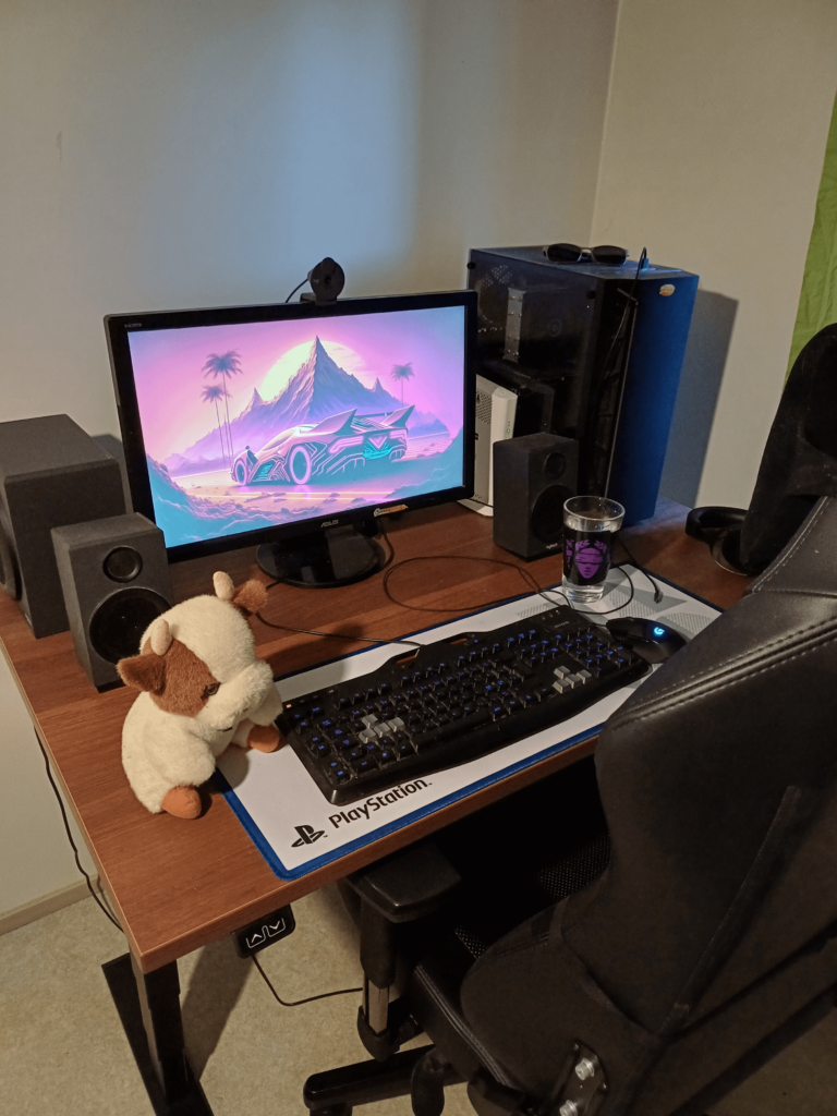 Watching all the fancy setups here makes me feel like I'm missing 90% of the stuff I should have.