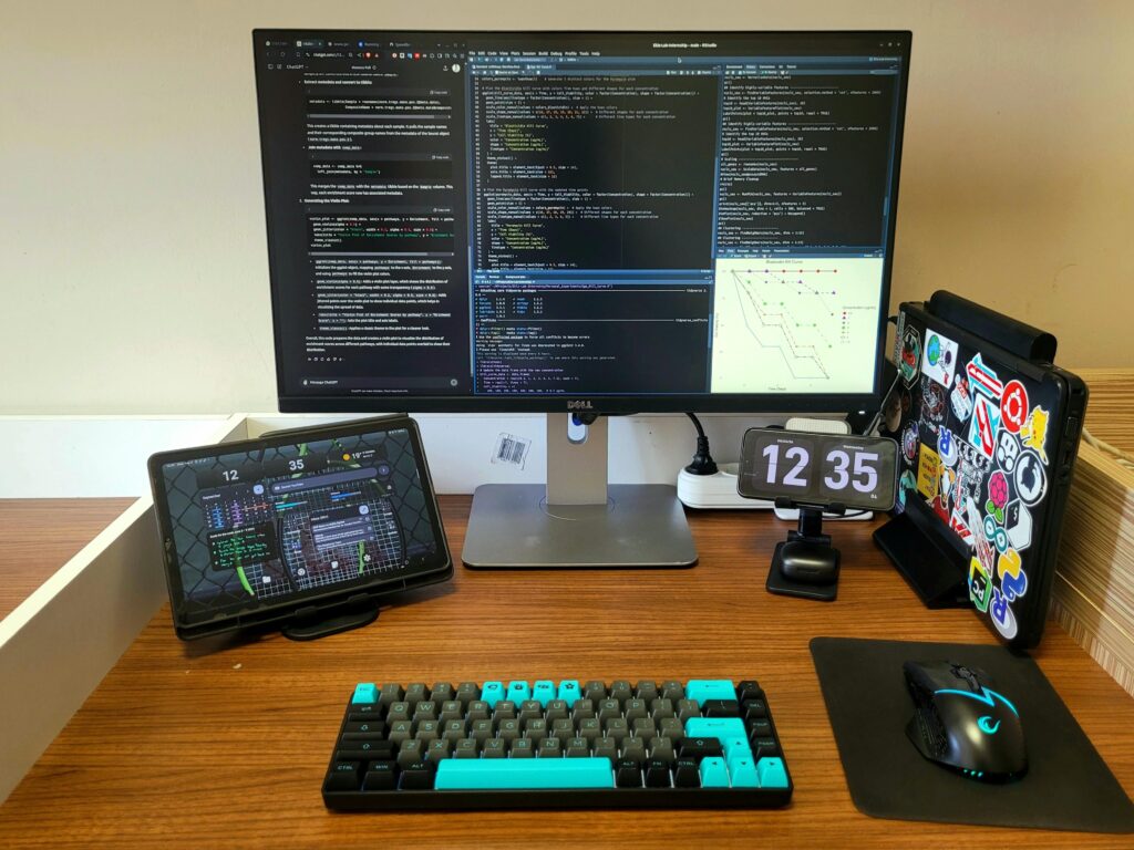 My College Dorm Room Bionformatics Battlestation