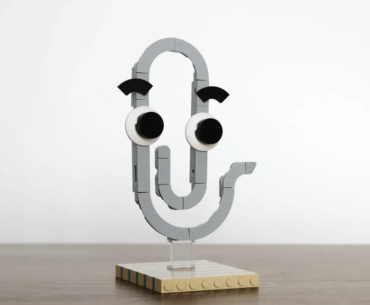 This LEGO IDEAS model called "Clippy" (from Microsoft Office 97 & 2003) by user PiotrGierwatowski has already gained 6,111 supporters - but only by reaching 10,000 votes the model will get the chance of becoming a real LEGO set.