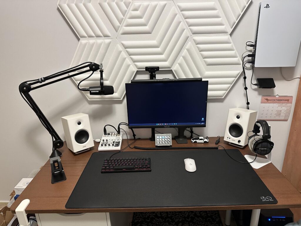 minimalistic desk setup