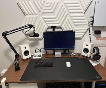 minimalistic desk setup