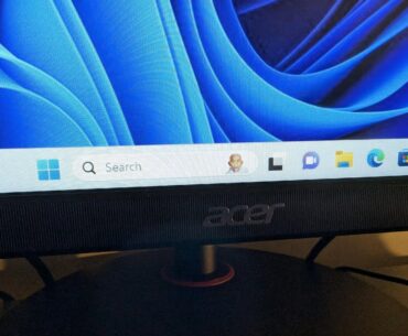 Windows really put an emoji of Gandhi on my taskbar because it's his birthday: