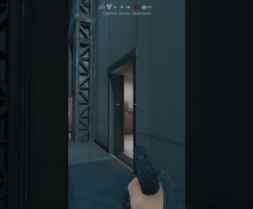 STAY ALIVE with this BEGINNER tip for FPS games #shorts  #gaming