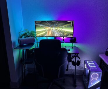 Setup complete, kind of, maybe a few decorations, what do yall think? Yes the pc is on the floor (hardwood) 🤫🤫