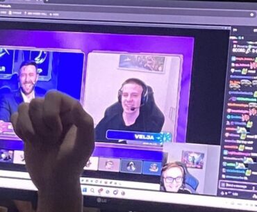 can anyone tell me who is this streamer and what gaming chair is he using