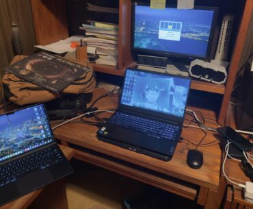 The monitor changes computer depending on what I'm doing