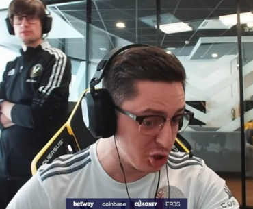 Zywoo clip from 2022 that shows how crazy his reaction time is