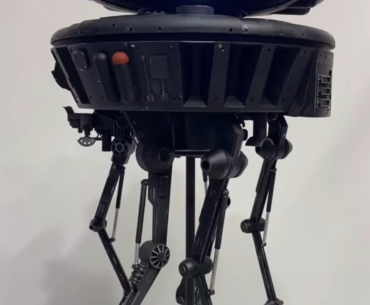 Mechs, robots and droids by Colin Catchpole