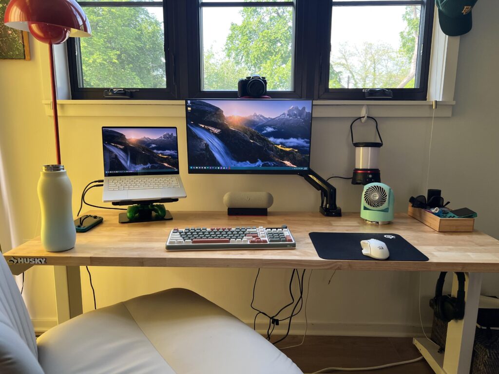 Finally have a battlestation for my laptop to dock into after a few months of hotel life.
