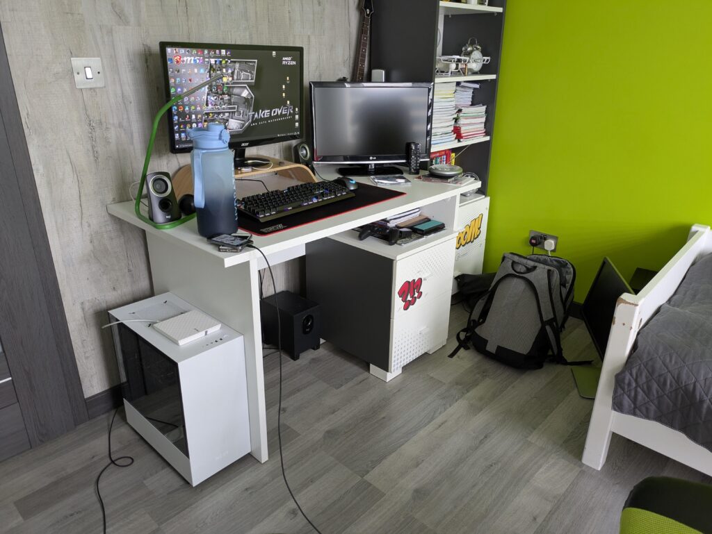 My setup isn't really that tidy but I wanted to show my setup I haven't upgraded since 2020
