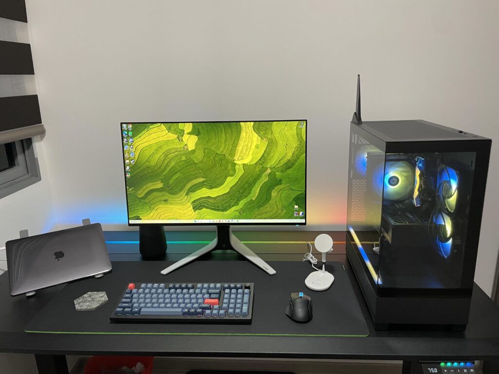 After years of wanting to have my own battlestation, here it is!