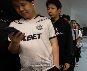 "Hey blitz what strat are we running for pistol?" "Shii fam ig we rush b or smth" *puts the other airpod back in*