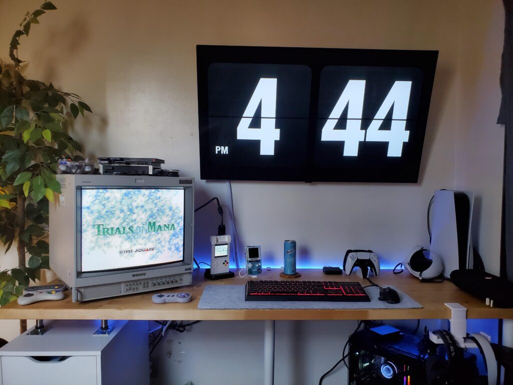 Threw together a karlby situation in my small room. Turned out better than I thought it would.
