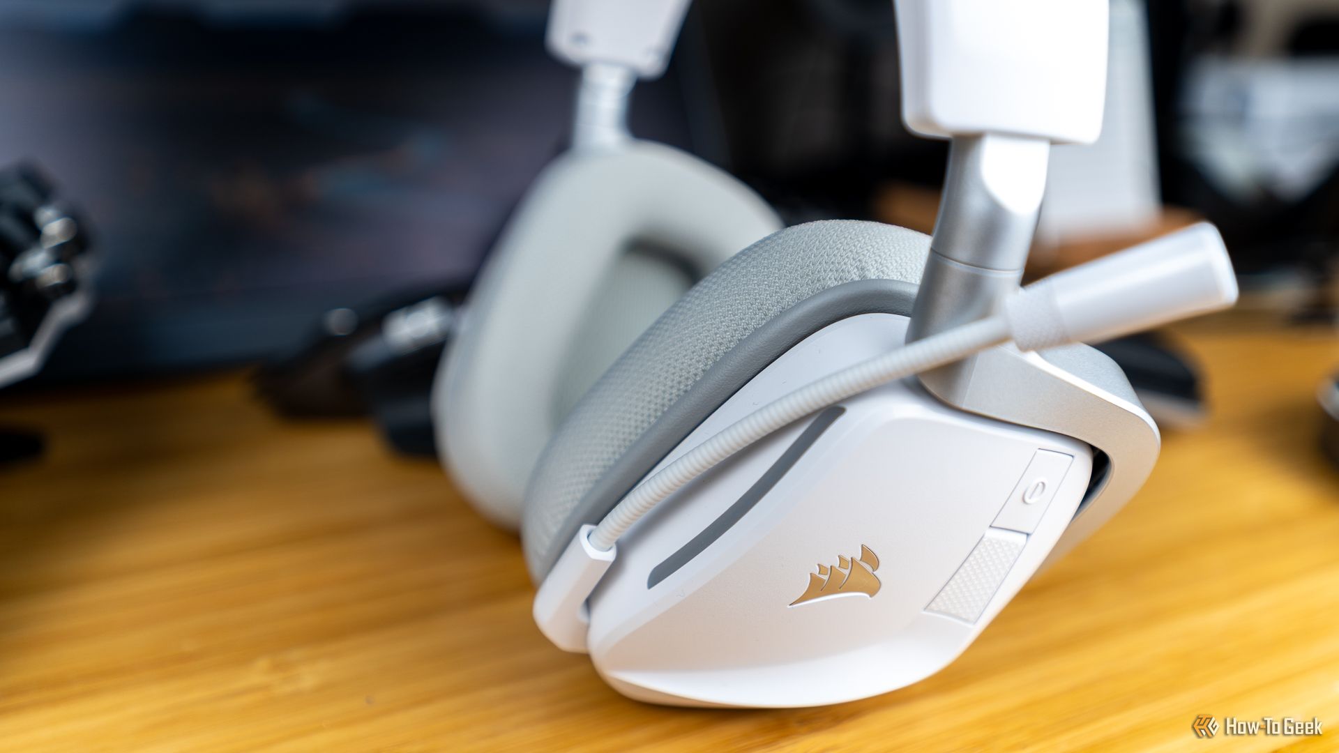 The microphone boom in the up and muted position on the CORSAIR Void Wireless V2.