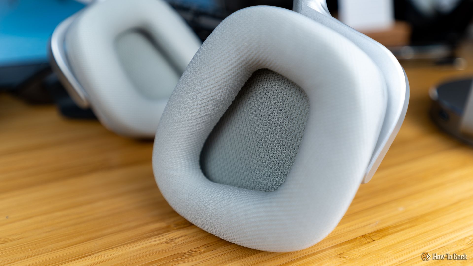 The ear cup on the CORSAIR Void Wireless V2.