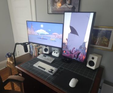 Small desk energy.
