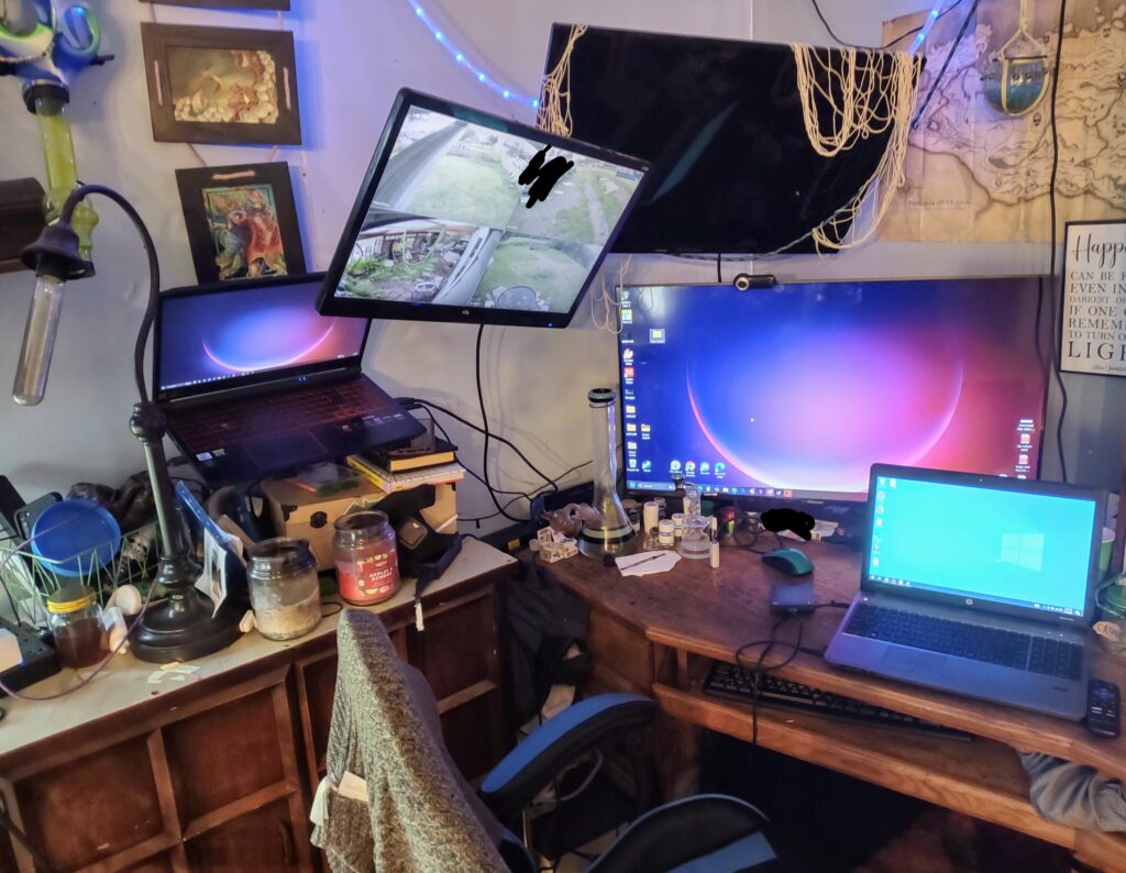 My hippie girlfriends battlestation