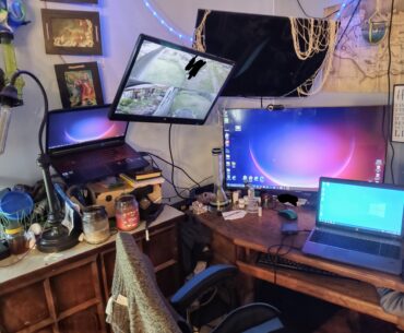 My hippie girlfriends battlestation