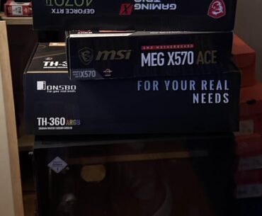 My partner signed up for a 3d course and needed a pc, we looked online and someone was selling all this for 1500 euro, they were immediately leaving the country. I feel like we robbed someone.