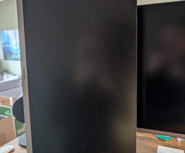 Vertical side monitors - curved or flat?