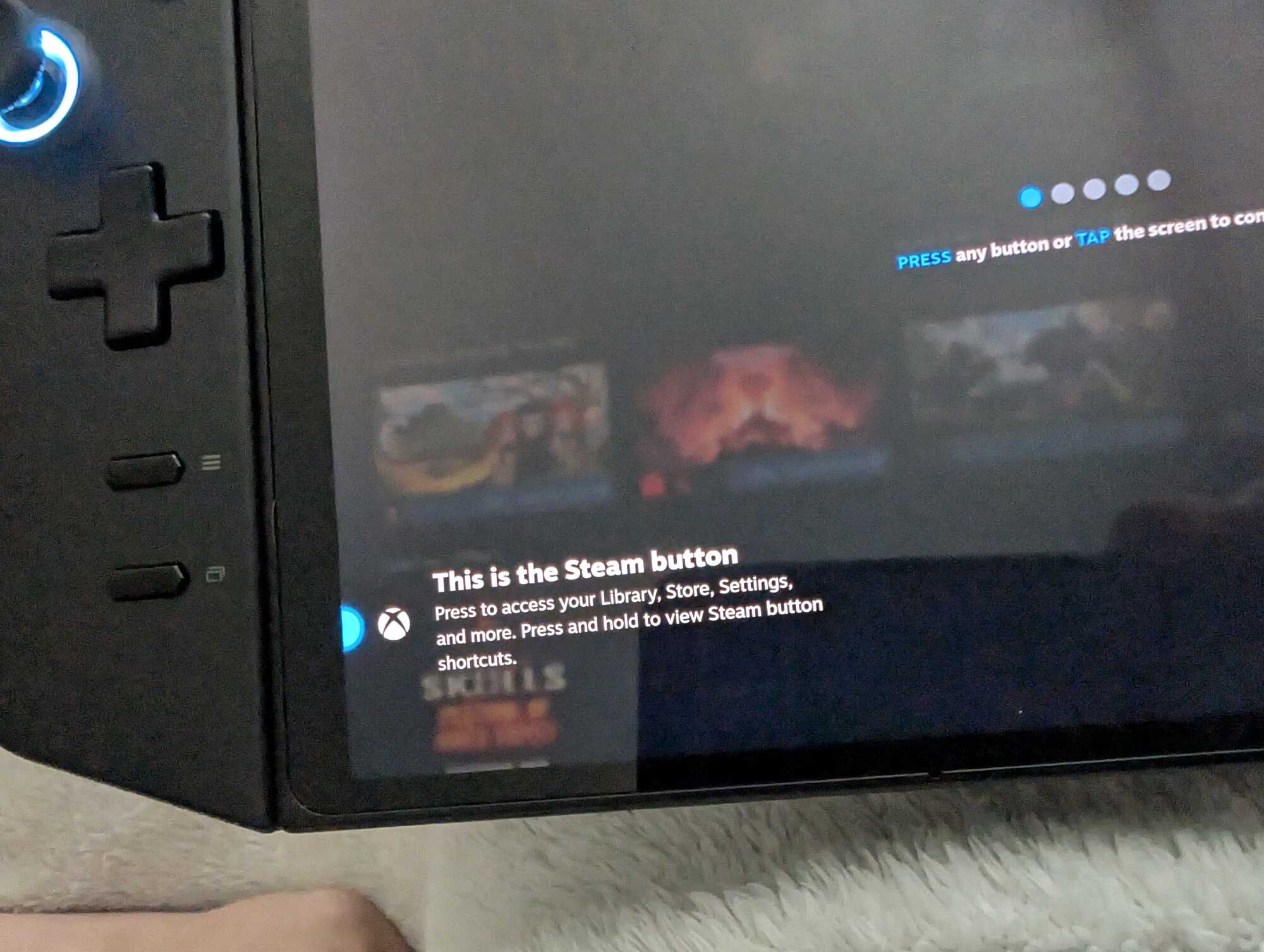 A SteamOS tutorial (incorrectly) identifying a Steam button with an Xbox logo.