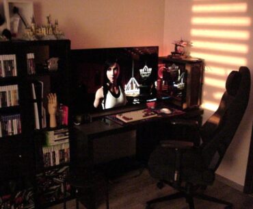 Sunset rays hitting my battlestation. Taken with a 1999 floppy disk digital camera