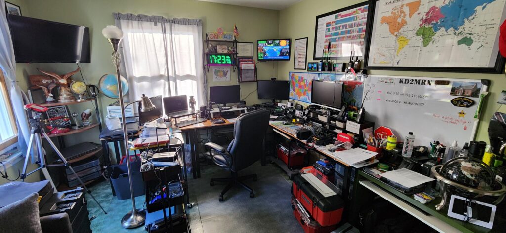 My Dad's Amature radio battlestation