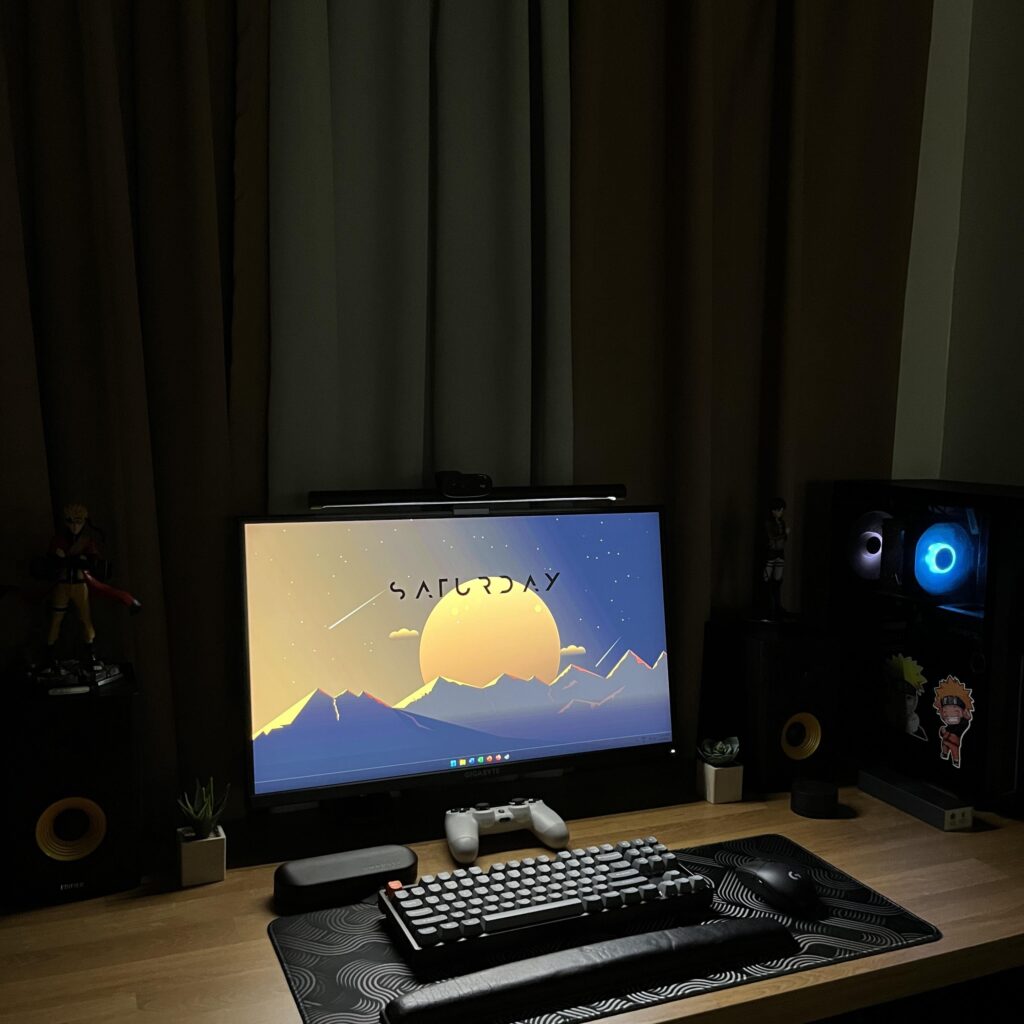 Simple desk set up