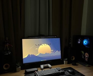 Simple desk set up