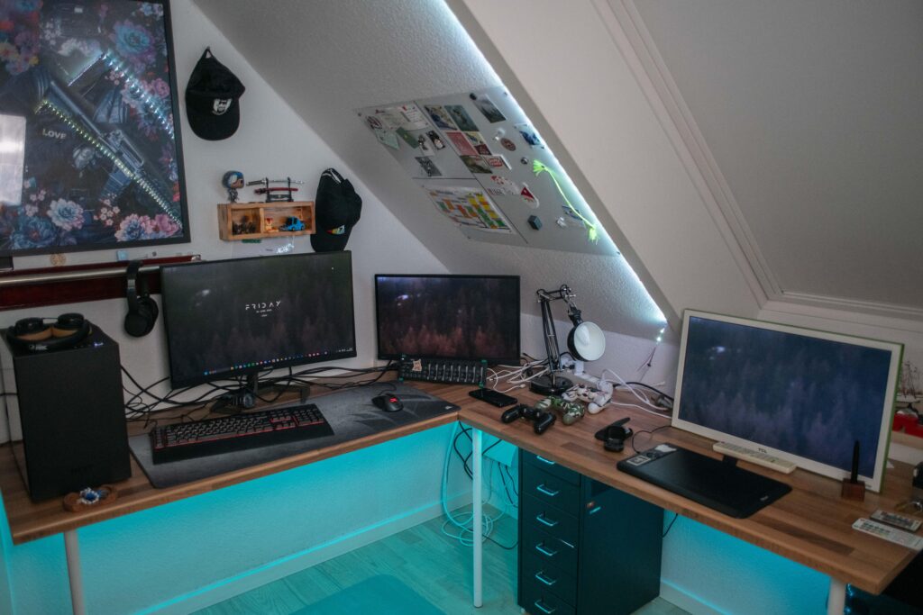 my setup for gaming, photo editing and art (more pics in desc)