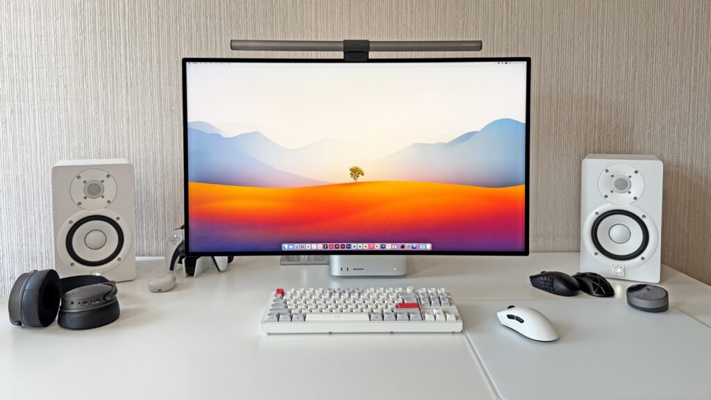 My (almost) white minimalist setup