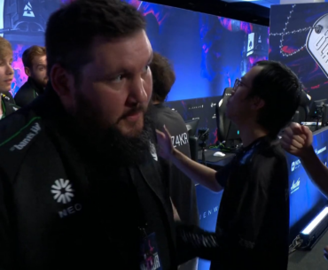 EmiliaQAQ kissed m0NESY's hand after the match.