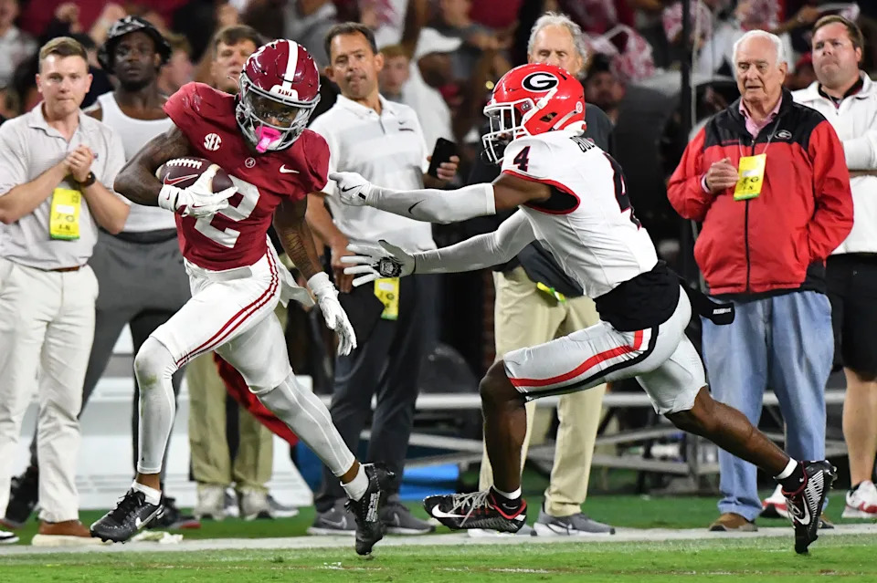 Alabama Crimson Tide wide receiver Ryan Williams breaks a tackle by Georgia Bulldogs defensive back KJ Bolden