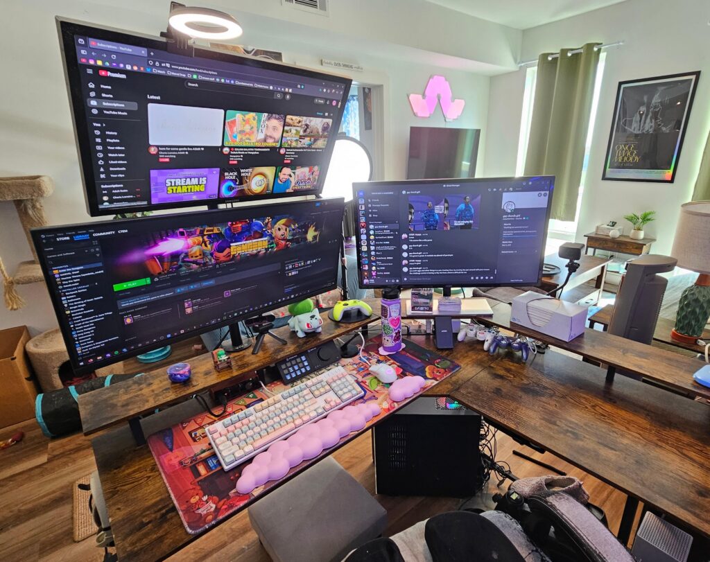 Finally upgraded to some pretty peripherals to my station, makes it feel so much brighter and cozier and complete!