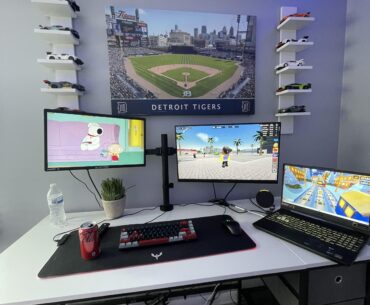 Average laptop battlestation (yes holy cable management)