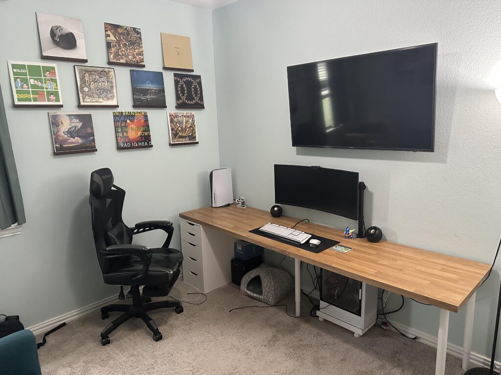 Calle management needs some work but happy overall. I go back and forth if I want to hang other stuff on the right wall.