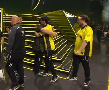 FlameZ hugged mzinho, as promised during the FACEIT match the day before the final.