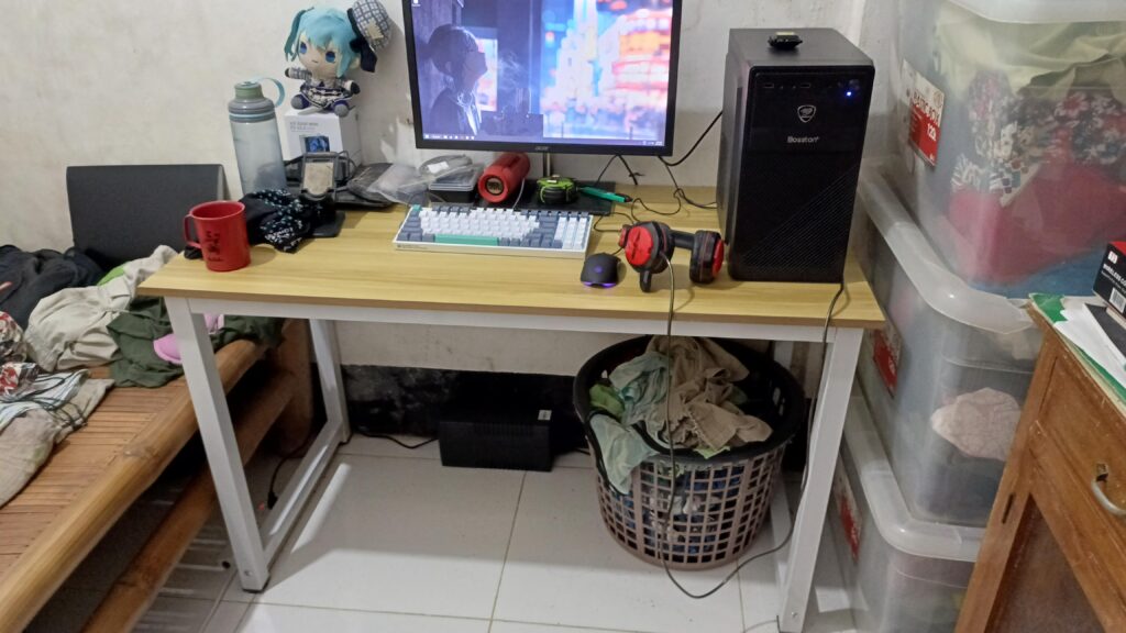 I just built my first ever pc a few days ago, it's quite cramped but i have no money rn so I have to work on that in a few weeks/months... hopefully.