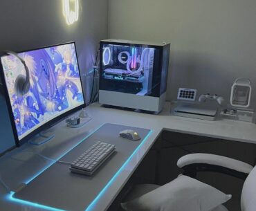 Goals! Love the crisp white and subtle lighting of this desk setup