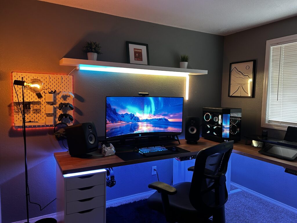 Made my last few changes to my setup, until I move in a couple months. Still searching for the right wallpaper and lighting scheme. Suggestions welcomed.