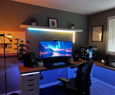 Made my last few changes to my setup, until I move in a couple months. Still searching for the right wallpaper and lighting scheme. Suggestions welcomed.